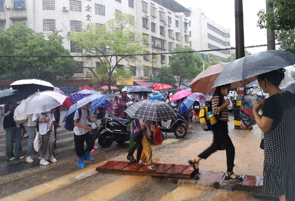 【衡东县站】在暴雨中架起“爱心桥”