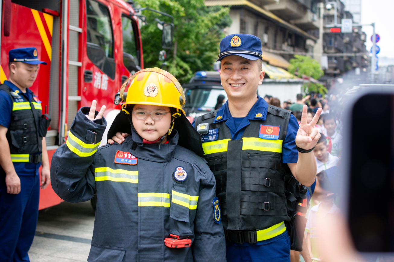 消防携手特警 共筑校园安全