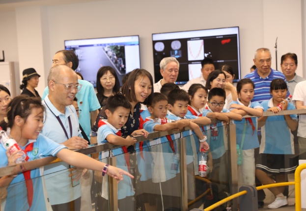 探索科技奥秘，长沙小学生走进湘江实验室