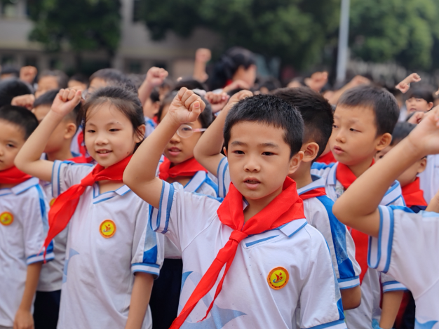 【耒阳站】金杯小学：举行新队员入队仪式