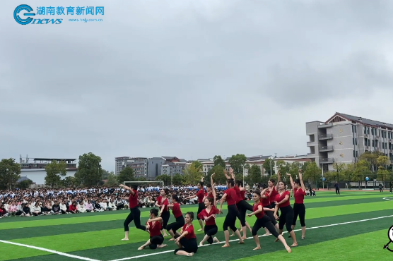 #小记者在现场 【芷江站】第三中学：举行秋季运动会（小记者 欧佳瞳 杨淼 指导教师 杨艳枚 何秋璐）