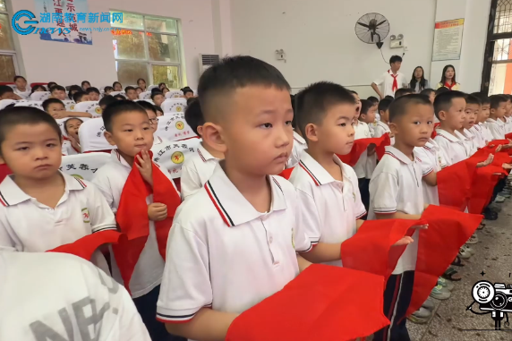 #小记者在现场 【洪江市站】芙蓉小学：举行2025年少先队建队纪念日主题入队仪式（小记者 危梓墨 指导教师 何爱明 廖霞）