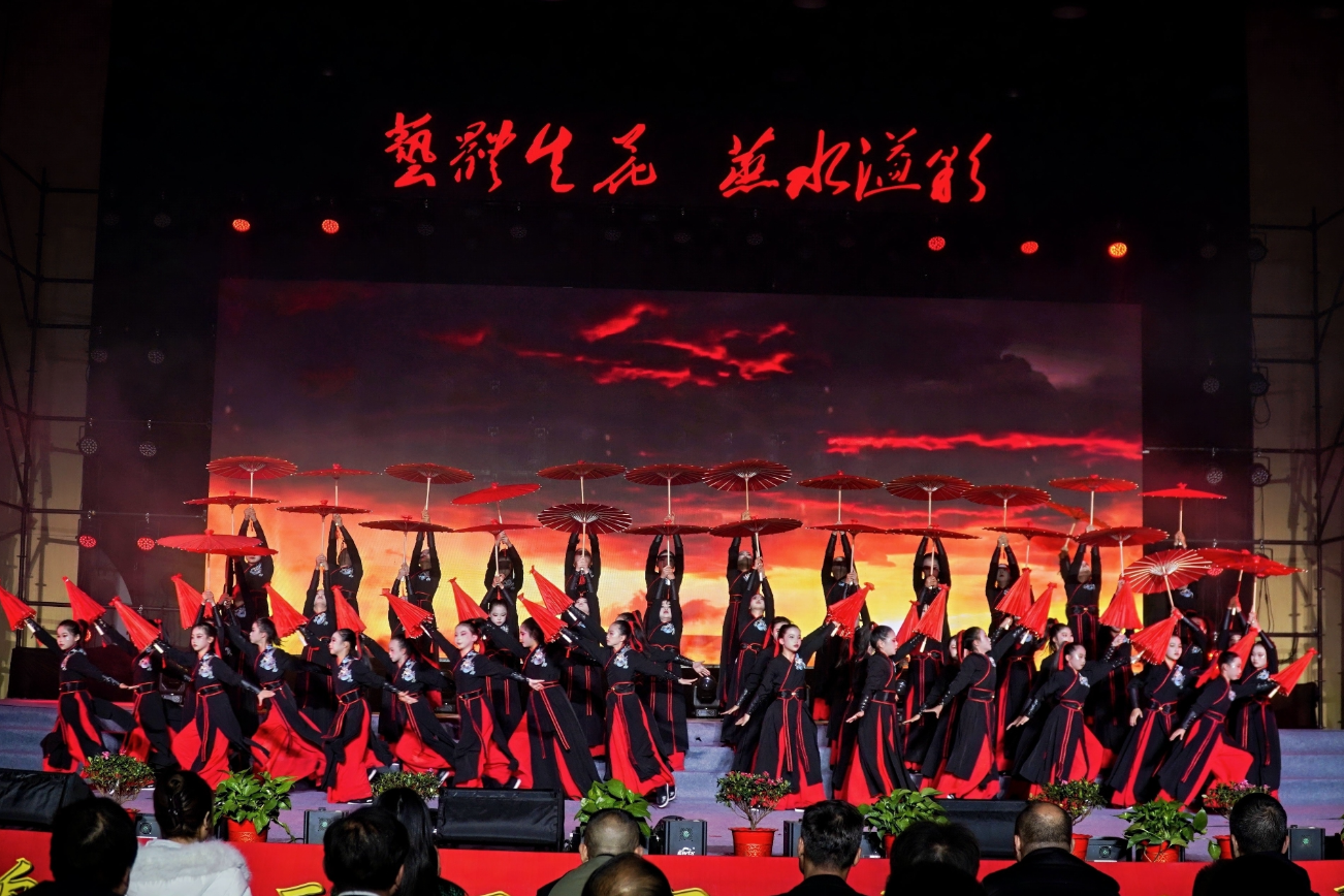 【衡阳县站】渣江中心小学：六十五颗童心化作《赤焰》，燃动衡阳县素质教育成果展