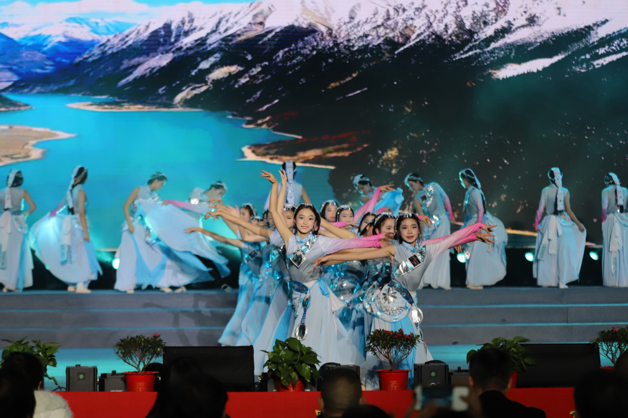 【衡阳县站】弘扬中学：艺术盛会，《天浴》舞动全场获盛赞