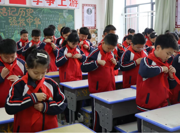 【耒阳站】紫峰小学：队礼映红童真面，国歌唱响爱国情