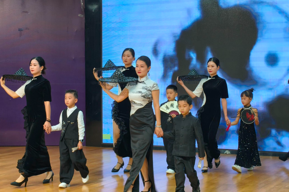 湖南湘江新区西雅博才小学：首届亲子旗袍秀 传雅韵润童心