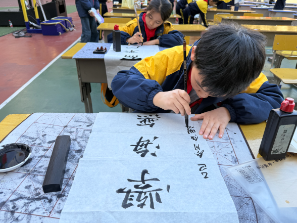 【耒阳站】百名“小小书法家”操场齐亮相！实验小学书写大赛上演笔墨对决