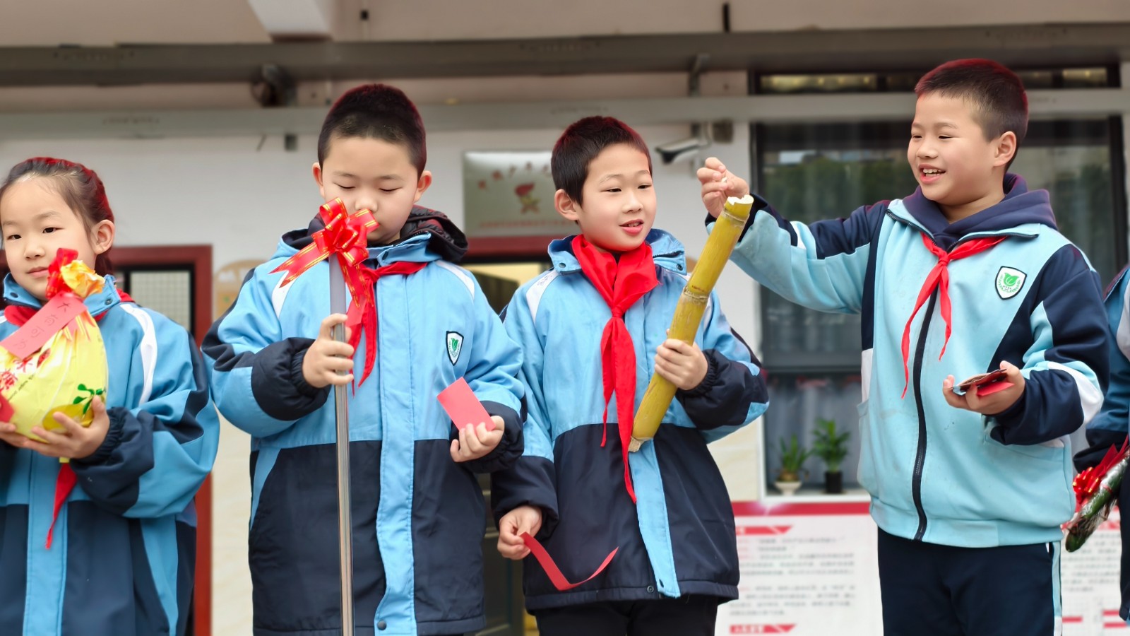 学生抽到“花样奖品”.jpg