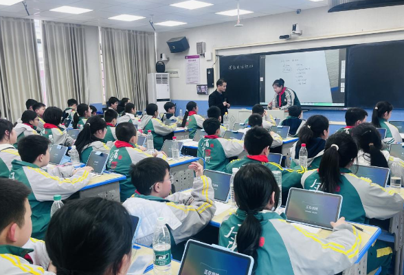 娄底市首个智慧教室在娄底振翩学校建成
