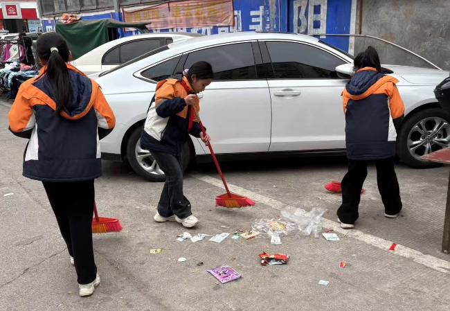 【耒阳站】五里牌小学：我们都是追“锋”人，打响社区环境“保卫战”