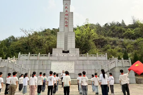 江永县上江圩镇中心小学：开展清明祭英烈活动