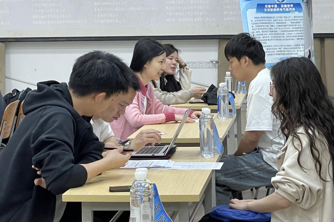 南华大学举办2025届毕业生校友企业专场招聘会