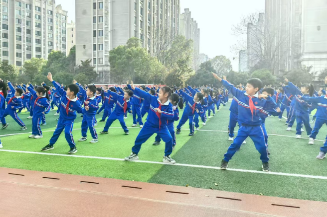【全员文体的雨花“智慧”】枫树山大桥小学：当八段锦遇见跳房子