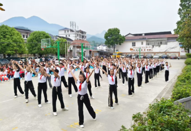 桑植县瑞塔铺学校：以体操之名赴一场阳光之约
