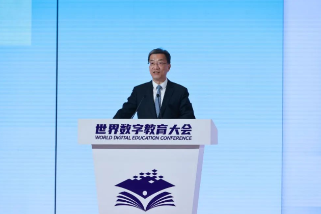 怀进鹏在2025世界数字教育大会作主旨演讲