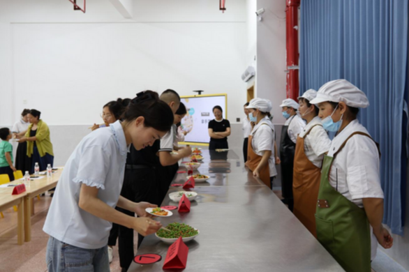 石门永兴街道中心幼儿园：食堂大厨上演 “萌娃餐食创意对决”