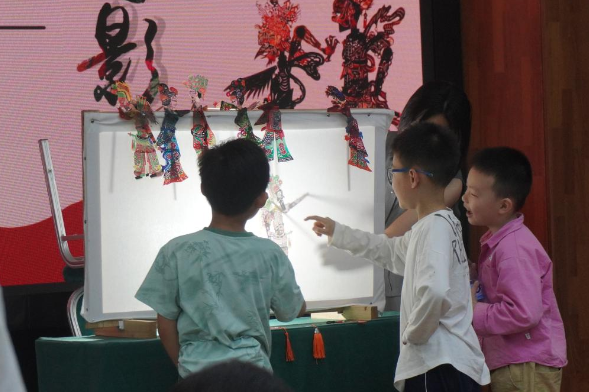数智光影话非遗  湖南女子学院创新创业团队走进开慧乡演绎皮影新生
