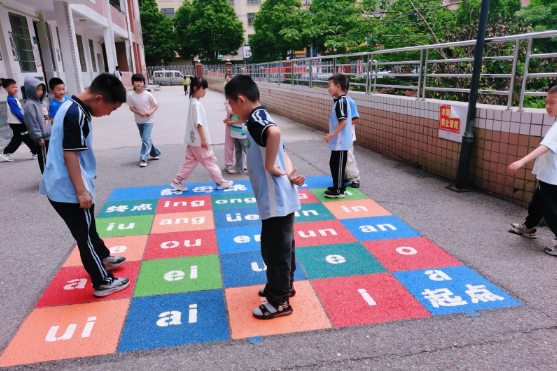 平江县伍市镇伍市学校：趣味地面游戏，开启学习娱乐双引擎