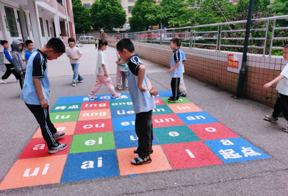 平江县伍市镇伍市学校：趣味地面游戏，开启学习娱乐双引擎
