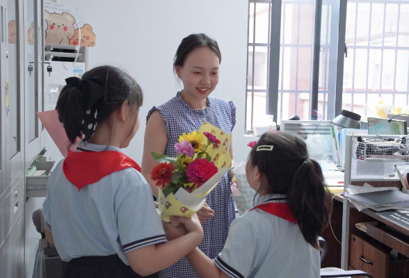 鲜花寄师恩！南县洗马湖学校学子用“成长之花”致敬毕业班老师