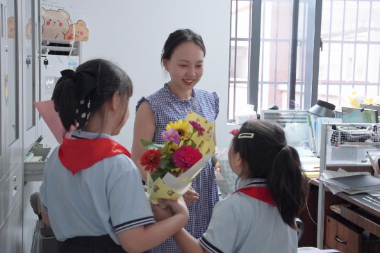 鲜花寄师恩！南县洗马湖学校学子用“成长之花”致敬毕业班老师