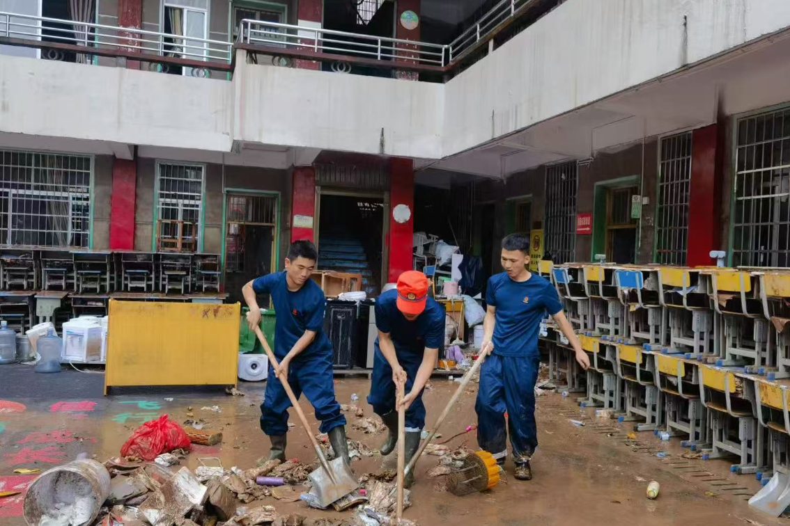 澧源镇第一小学：消防救援队伍紧急抢险 助力校园恢复