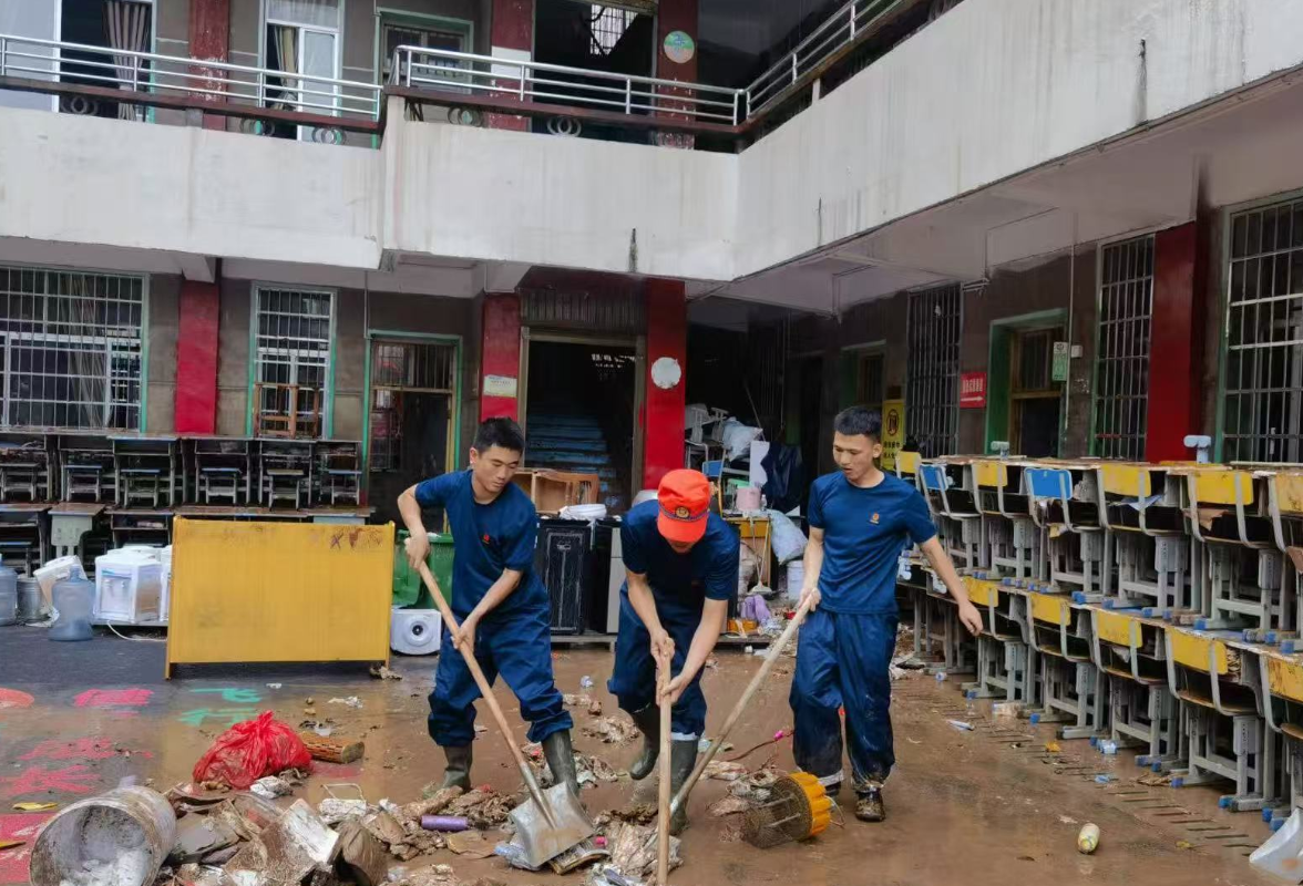 澧源镇第一小学：消防救援队伍紧急抢险 助力校园恢复