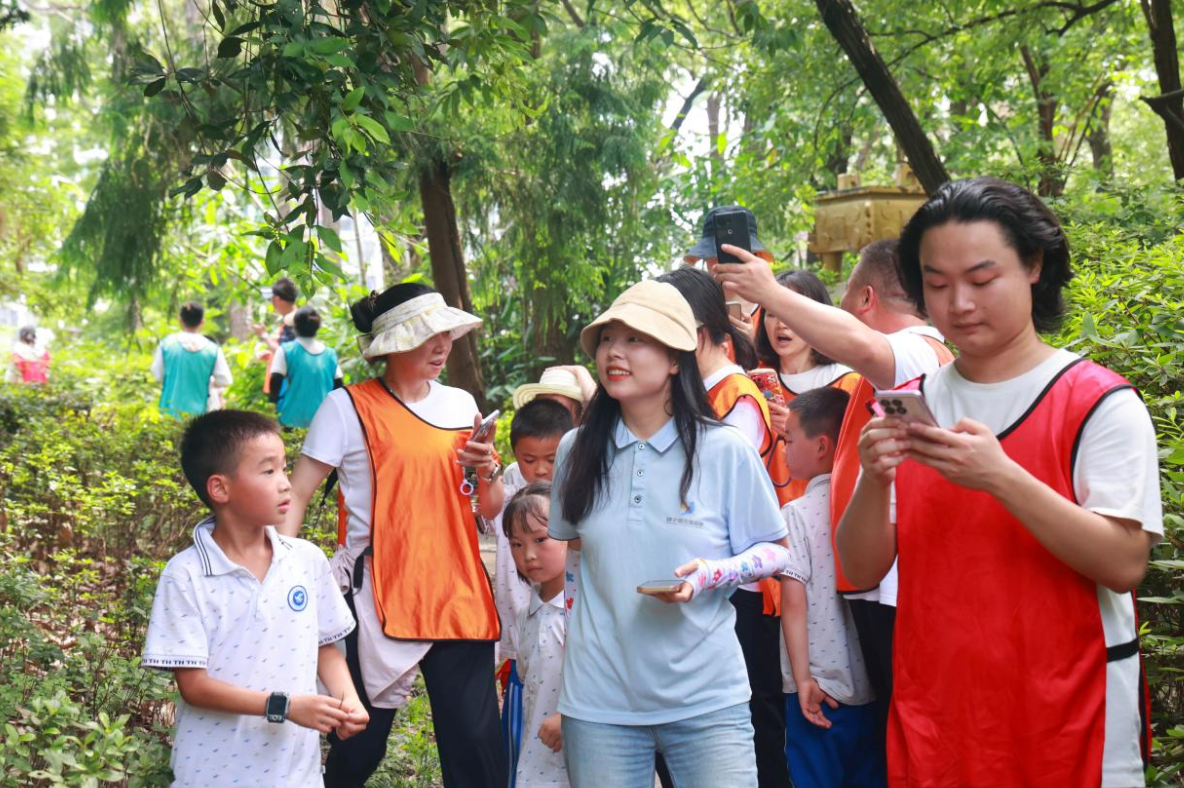 红色基因碰撞智慧科技，长沙雨花区砂子塘天华小学亲子森林跑创新出圈