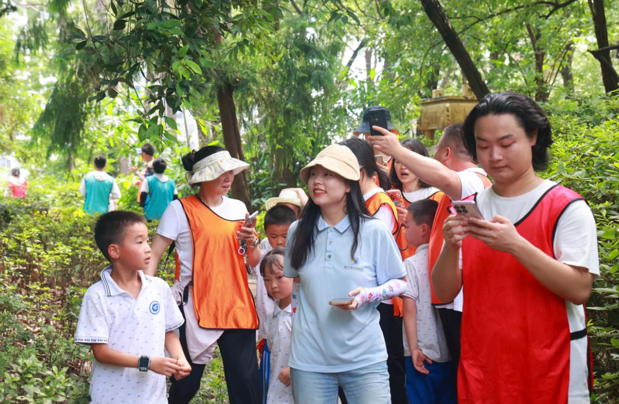 红色基因碰撞智慧科技，长沙雨花区砂子塘天华小学亲子森林跑创新出圈