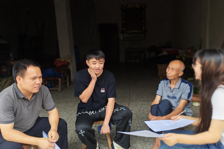 新晃凉伞镇中学：汛期家访暖人心 中考毕业宣教行