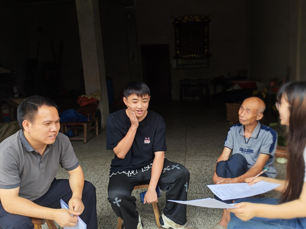 新晃凉伞镇中学：汛期家访暖人心 中考毕业宣教行