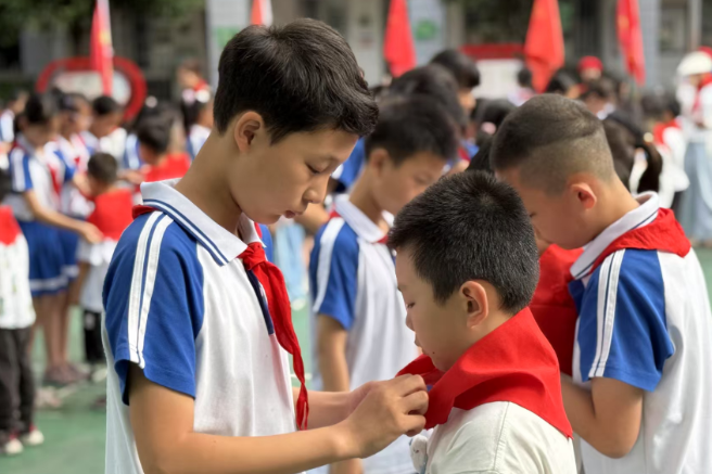 【耒阳站】前进小学：阳光下，红领巾格外鲜艳