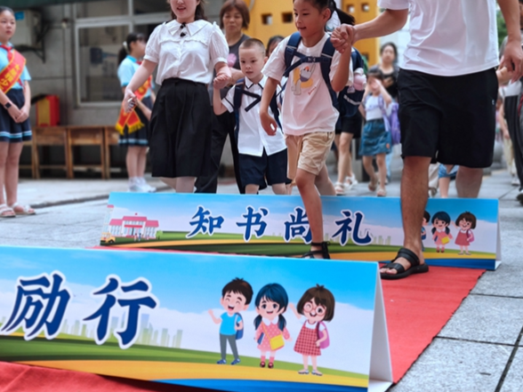 镜头里的开学季【鼎城区站】武陵小学：萌娃入学礼  定格成长瞬间
