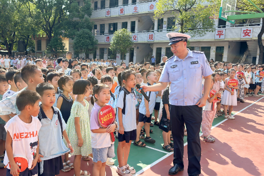 镜头里的开学季【衡东县站】新塘镇中心学校：开学第一课，新塘交警“警”彩开讲！
