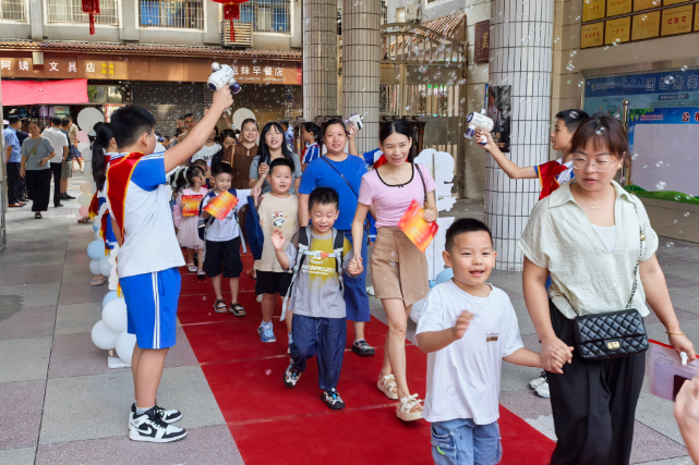 镜头里的开学季【耒阳站】前进小学：开学运动趴，新生乐开花