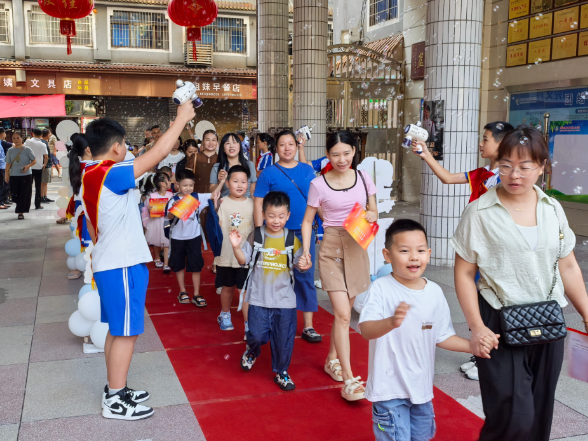 镜头里的开学季【耒阳站】前进小学：开学运动趴，新生乐开花