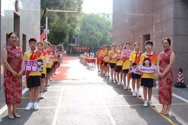 镜头里的开学季|【耒阳站】实验小学：萌新驾到、实验小学的开学礼，仪式感拉满！