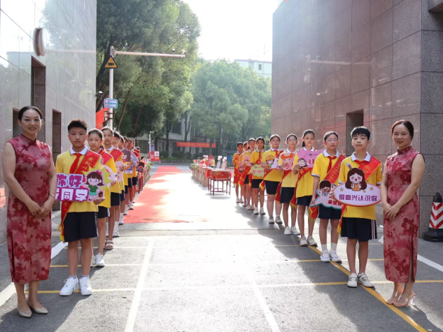 镜头里的开学季|【耒阳站】实验小学：萌新驾到、实验小学的开学礼，仪式感拉满！