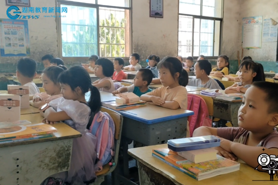 #小记者在现场 【衡阳县站】金兰镇中心小学：观看阅兵仪式 感悟家国情怀 （小记者 黄欣妍 谢萌 指导教师 邓玮萍）