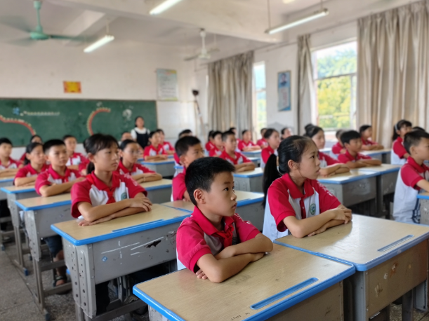 镜头里的开学季【资兴市站】鲤鱼江完小“开学第一课”：山河不会忘记 用奋斗开创未来