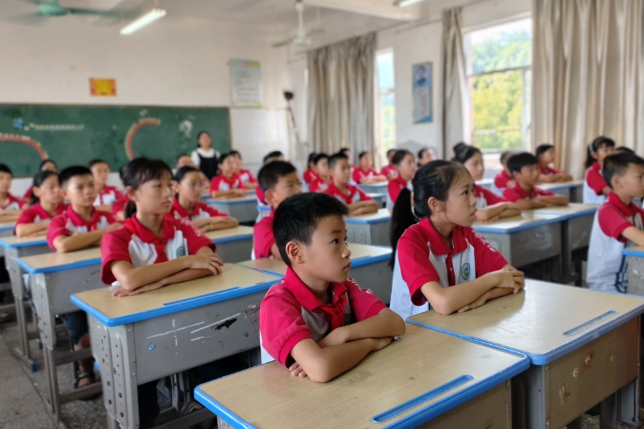 镜头里的开学季【资兴市站】鲤鱼江完小“开学第一课”：山河不会忘记 用奋斗开创未来