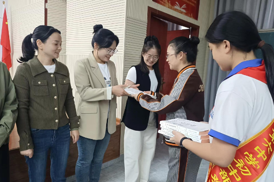 【资阳站】益阳市第六中学初中部：书香润桃李 赠书寄初心