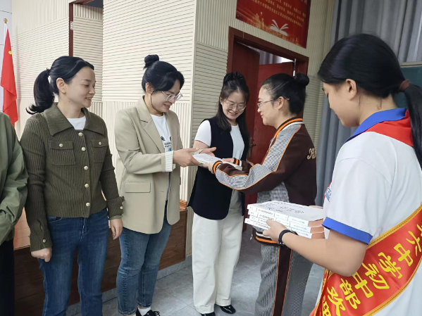 【资阳站】益阳市第六中学初中部：书香润桃李 赠书寄初心