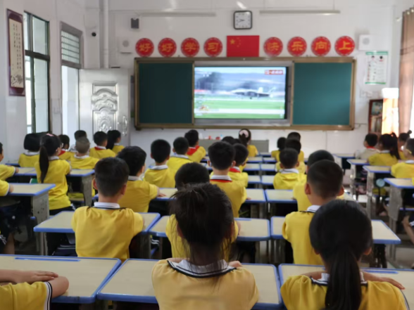 【耒阳站】实验小学：观九三阅兵盛典，铸爱国主义校魂
