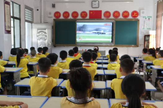 【耒阳站】实验小学：观阅兵盛典，铸爱国主义校魂