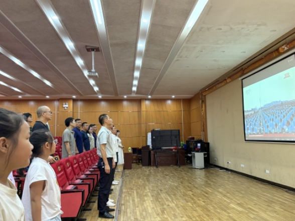 【资兴市站】东江中心完小：师生同看阅兵 感悟强国力量