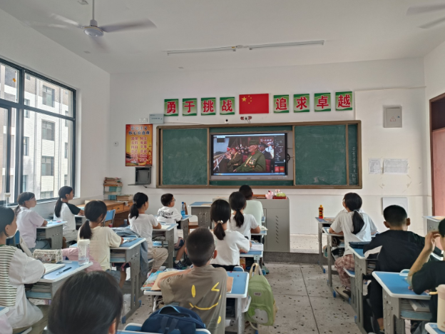 【慈利站】高峰土家族乡中学：观看阅兵，厚植爱国情怀