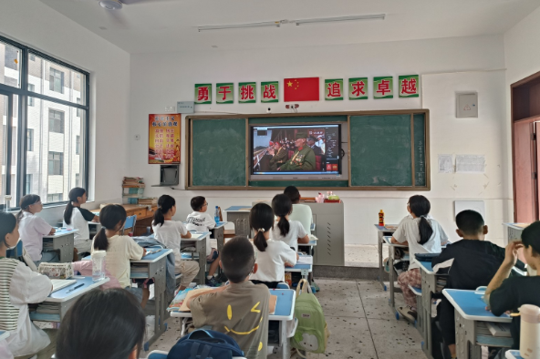 【慈利站】高峰土家族乡中学：观看阅兵，厚植爱国情怀