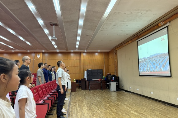 【资兴市站】东江中心完小：师生同看阅兵 感悟强国力量