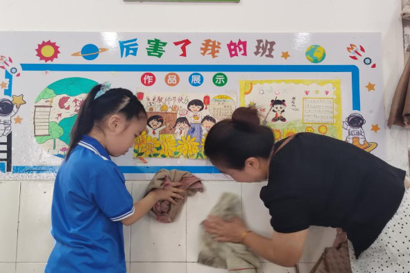 镜头里的开学季【湘阴站】左宗棠学校：开学首日家校互助 共筑整洁校园